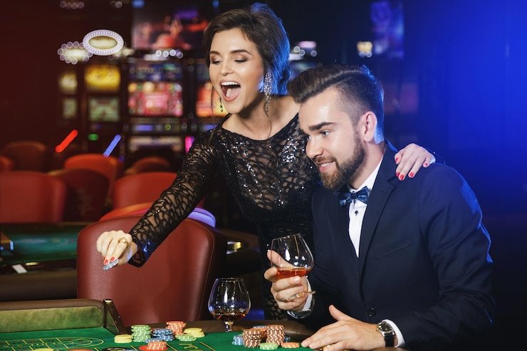 Tampilan menu kategori permainan pada aplikasi Android, menampilkan ikon untuk taruhan bola, live casino, dan slot